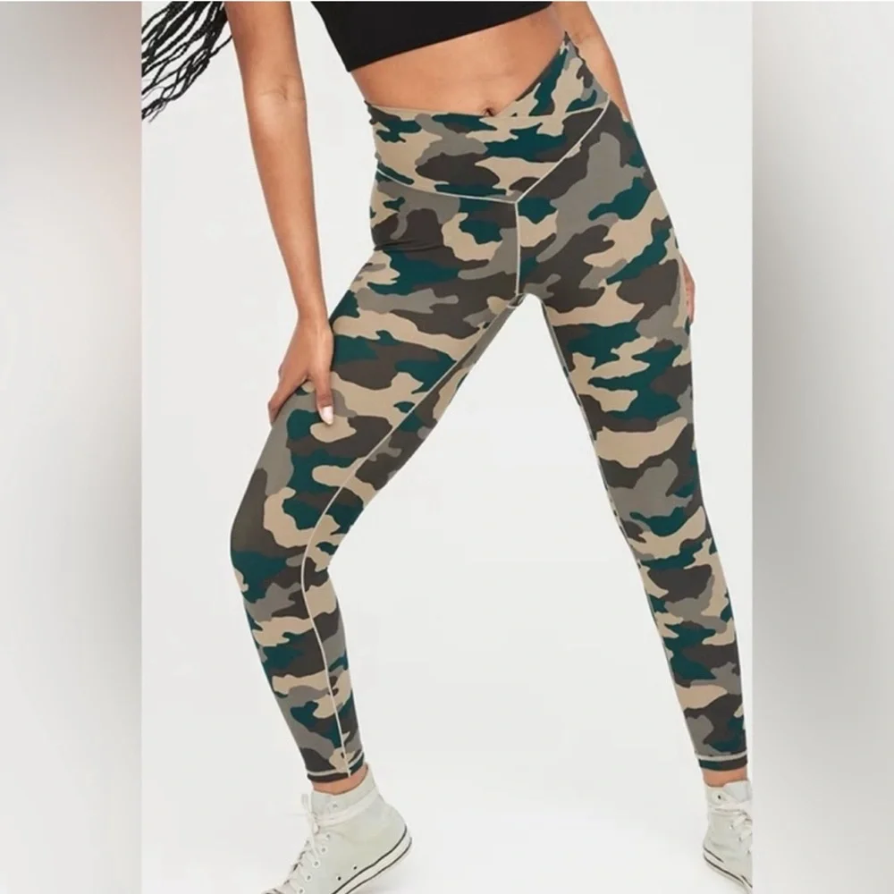 OFFLINE By Aerie Real Me High Waisted Crossover Legging Size Small Camo Print